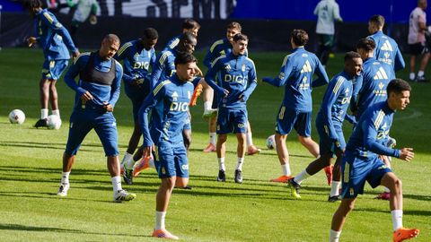 Los jugadores del Real Oviedo, durante un entrenamiento en el Carlos Tartiere