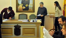 Antes del pleno de ayer hubo un minuto de silencio por el accidente a�reo y el naufragio. En la imagen, de archivo, el inicio de otra sesi�n.