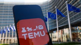 Logotipo de Temu frente a las banderas de la UE, en la sede de la Comisi�n Europea.
