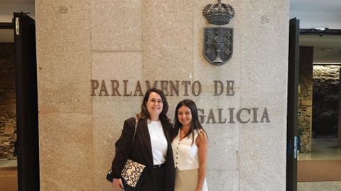 �ngela Facal y Paula Seoane, ayer en el Parlamento de Galicia