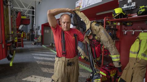 Miguel Arca dej� el parque de bomberos de Santiago tras casi cinco lustros en �l. El dubr�s, afincado en Lestedo (Boqueix�n), es adem�s t�cnico de emergencias sanitarias y, de forma paralela, impart�a cursos como formador e instructor de primeros auxilios tanto en la Axencia Galega de Seguridade P�blica (Agasp) como en empresas privadas.