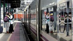 Viajeros en la estaci�n de Guixar, en Vigo