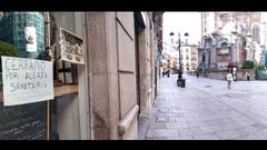 Una cafeter�a cerrada en la calle Doctor Casal de Oviedo, habitualmente muy concurrida los s�bados