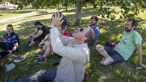 A group of pilgrims rests in the shade on Monte do Gozo.