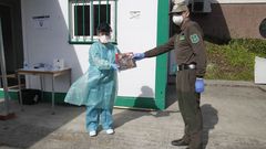 Javier Gonz�lez entrega ejemplares de sus comedias a una enfermera que atiende en el hospital de Monforte a personas sospechosas de haber contra�do el coronavirus