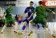 Aranburu trata de abrirse paso en un partido de la anterior Liga contra el Talavera.
