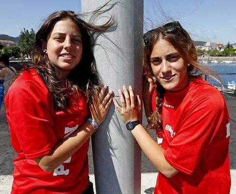 Laura y Luc�a Ll�piz reflexionaron en Cangas sobre su desbarco en el mundo de la vela.