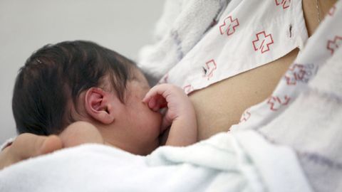 Un beb� lactante en el hospital de O Saln�s.