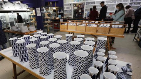 Piezas de Sargadelos a la venta en la galer�a de Cervo