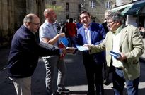 El socialista Francisco Reyes intercambia propaganda con el alcalde, el popular �ngel Curr�s. 