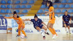 Dany y Jenny pelean por el bal�n con una jugadora del Universidad de Alicante