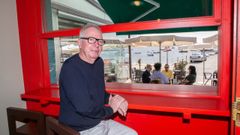 Chipperfield, posando este s�bado en el bar do Porto, local de Corrubedo propiedad del arquitecto brit�nico.