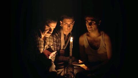 Fotograma de la pel�cula��Tres hombres no pueden ocultarse bajo la tapa de un puchero�