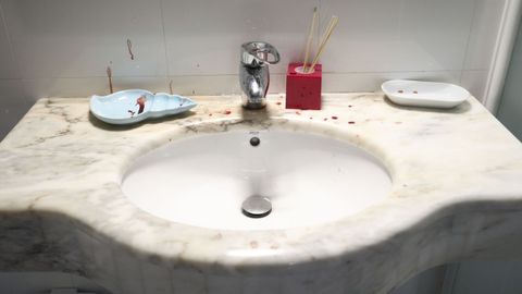 En la vivienda hay un rastro de sangre que recorre varias habitaciones, un cuarto de bao y las escaleras