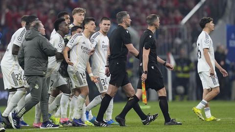 Los jugadores del Real Madrid protestan al colegiado tras la expulsi�n de Camavinga.