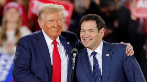 Trump abrazado al senador Marco Rubio durante un mitin de la campaa electoral