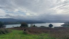 El solar en la calle Alza, la carretera del cementerio, donde se va a construir el nuevo residencial, con vistas a la ra de Ribadeo