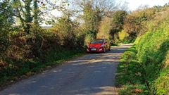 Un veh�culo, pasando por la zona en la que apareci� el fallecido