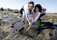<span lang= es-es >Con el rastrillo en la mano</span>. Los peque�os no tuvieron miedo a meterse con sus botas de agua en la playa, agarrar el rastrillo y aprender los secretos para sacar el marisco de la Ribeira de Fefi��ns. Todo, por supuesto, con la inestimable ayuda de las mariscadoras.