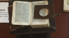 Biblia con lupa expuesta en la biblioteca Gonz�lez Garc�s de Elvi�a