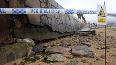 Los �ltimos temporales y la subida del nivel del mar acabaron por robar la arena que sosten�a el paseo mar�timo de Os Areos, que ha comenzado a resquebrajarse