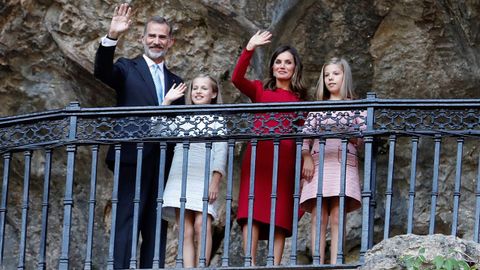 La princesa de Asturias, Leonor (2i), acompaada por sus padres, los Reyes, y su hermana Sofa (d), en la Santa Cueva de Covadonga donde asisten a la conmemoracin del centenario de la coronacin de la Virgen de Covadonga