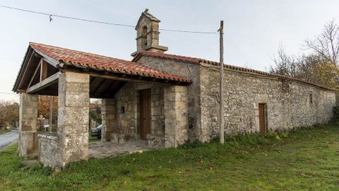 Cerca de la iglesia de San Xillao se encuentra la capilla de la Raa dos Anxos, restaurada en tiempos recientes 