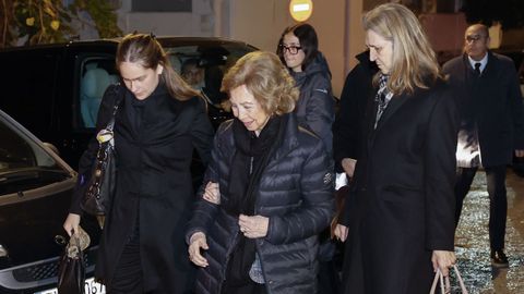 Irene Urdangarin, junto a su abuela la reina Sof�a y la infanta Cristina, por detr�s Victoria Federica