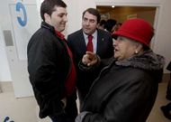 El alcalde Carlos Negreira, en el centro, charla con dos vecinos tras su visita a Monte Alto.