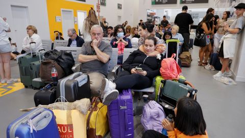 Decenas de personas esta mañana en la estación de tren de A Coruña