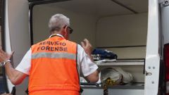 Un miembro del equipo forense traslada el cad�ver de una de las v�ctimas del asesinato en Valladolid.