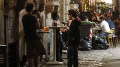 Usuarios de terrazas, ayer, en el distrito romano de Trastevere