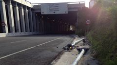 Farolas tiradas en el lugar del accidente