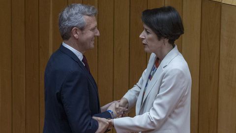 Ana Pontn saludando a Rueda en el Parlamento.