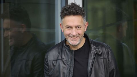 El autor vasco Mikel Santiago.