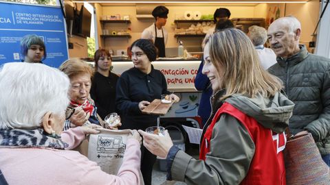 Voluntarios de Cruz Roja en Ourense en el «food truck» mostrando a mayores opciones saludables y sencillas para su dieta.