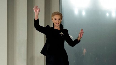 La diseadora Carolina Herrera saluda tras la presentacin de la coleccin de otoo/invierno 2014