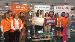 Entrega del chequecon larecaudacin total de la accin Empaquetado Solidario