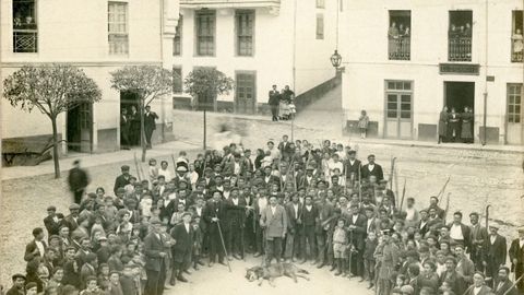 Annimo, Cazador, alcalde y vecinos retratados junto a un lobo muerto en la plaza de Vign, Colunga, 1910