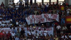 Pancartas contra el gobierno local del BNG en la plaza de toros de Pontevedra en agosto del a�o 2000