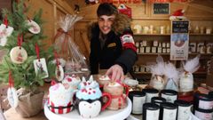 Juan Carlos Pi�eiro muestra algunos de los productos que est�n arrasando en la caseta de Alune, en la calle Clara Campoamor.