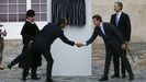 El ministro Pedro Duque y el presidente Feijoo estrechan sus manos en presencia del rey Felipe VI y del rector Julio Abalde