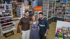 Valentina, del estanco Xacobio, junto a sus dos hijos, Jacobo y Adrin.