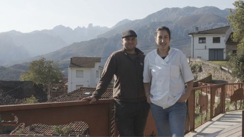 Pablo Ru�z y Roc�o Bueno Viejo, responsables de la queser�a ecol�gica cabraliega Asiegu, englobada en la DOP Cabrales