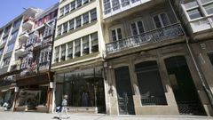 A la derecha de la imagen, el edificio del n�mero 159 de la calle Real, donde anta�o abr�a Loti, que fue dise�ado a finales del siglo XIX por Riva y de Soto