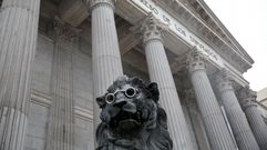 Uno de los dos leones que cusjtodian la entrada al Congreso de los Diputados en Madrid, caracterizado con unas gafas, en honor a los 400 a�os del fallecimiento de Miguel de Cervantes. 