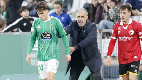 Pablo animando a Azael en la recta final del partido en A Malata. 