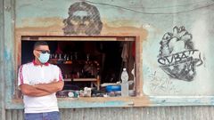  Un vendedor de art�culos de fontaneria espera clientes en su puesto de La Habana  