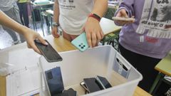 Recipiente para depositar los m�viles en el IES Catabois.