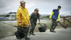 Imagen de archivo de mariscadores en un d�a de faena